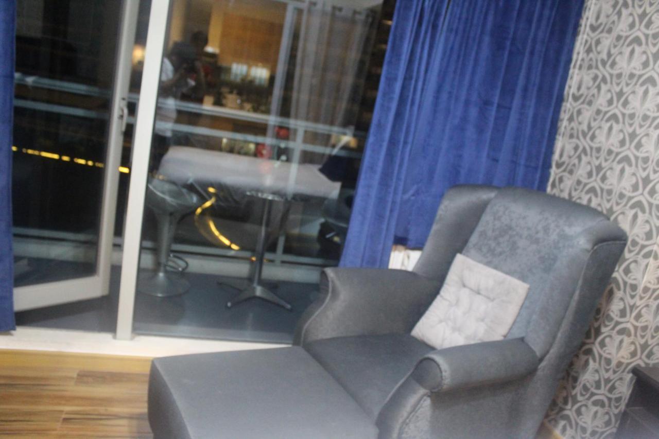 Azure Urban Resort A4 Near Airport Mall With Wavepool Paranaque City Eksteriør billede